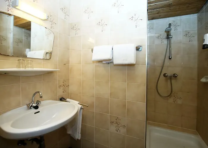 מלון Dorfgasthof Staberhof